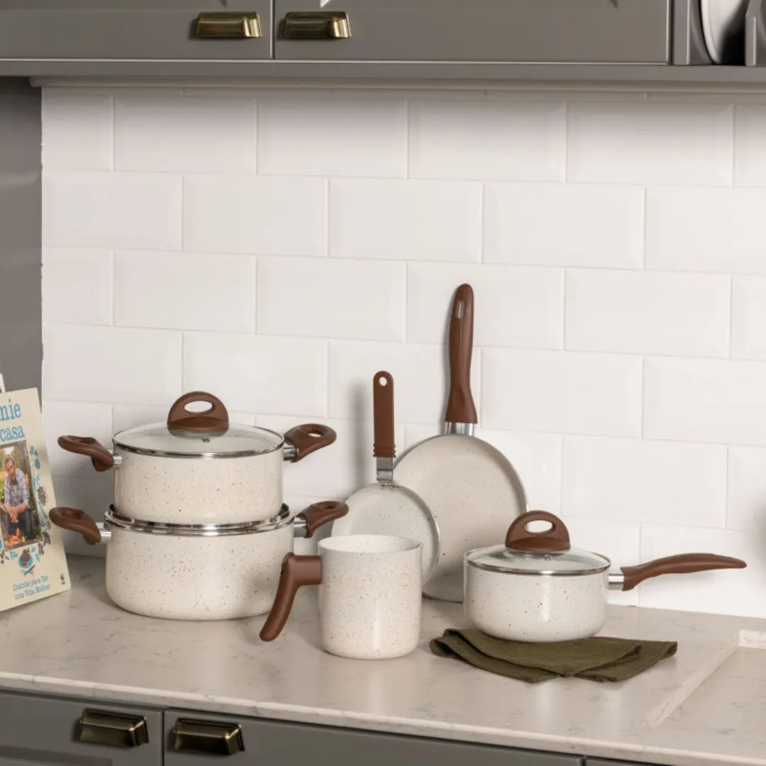 Conjunto de panelas Brinox Ceramic Life Smart Plus Vanilla sobre a bancada de uma cozinha